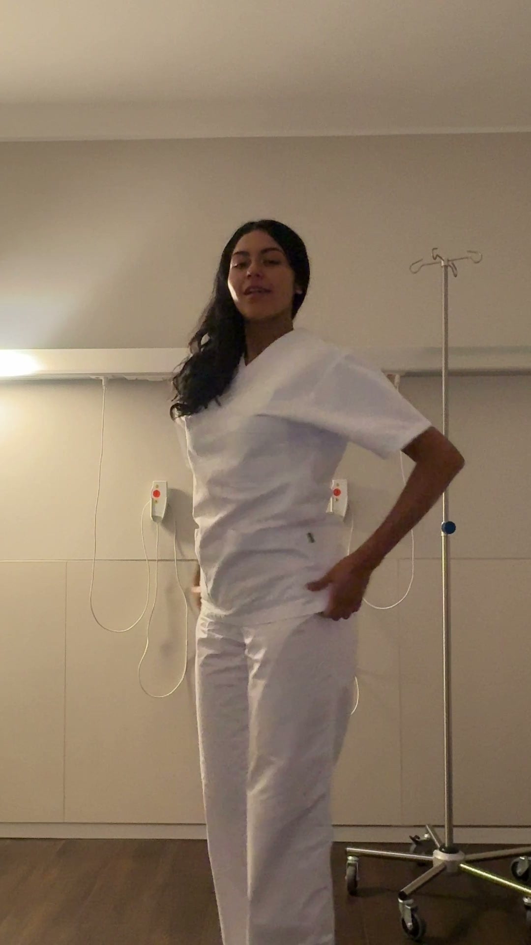 Scarlet in ihrer vollständigen weißen Dienstkleidung