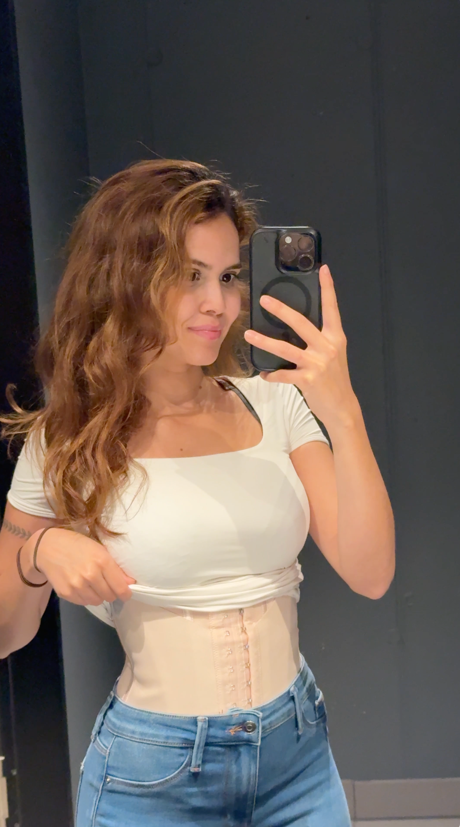 Community-Look mit heller Shapewear, weißem Shirt und Jeans