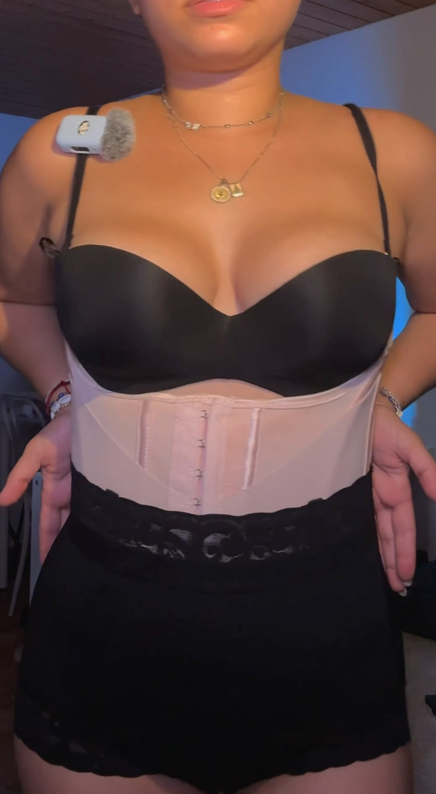 Rosafarbene Shapewear zu schwarzem Oberteil und Shorts