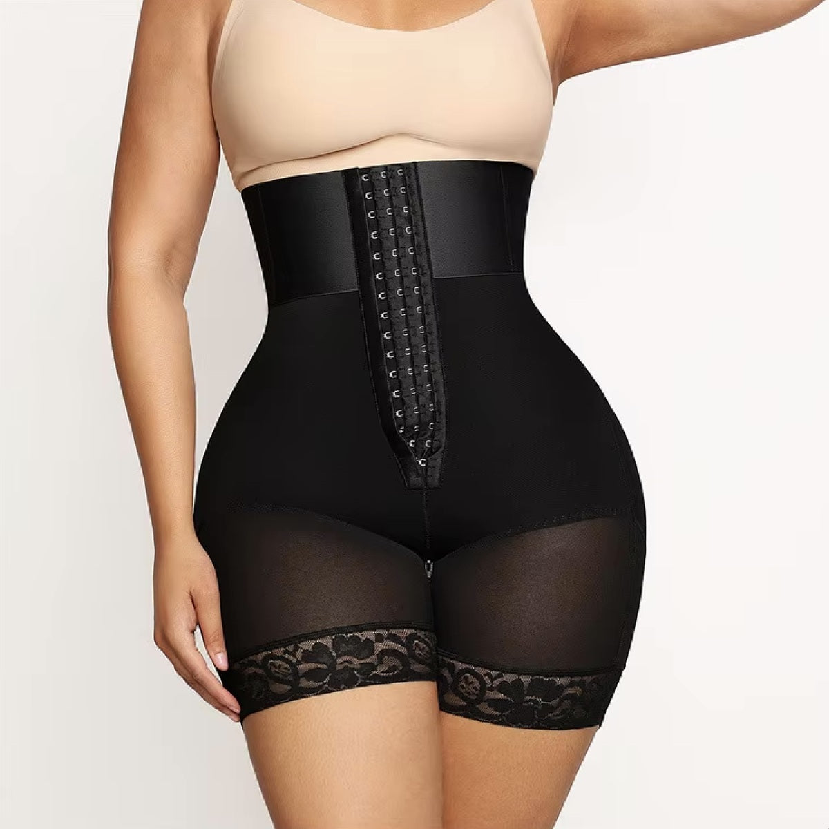 Modelo con la faja Thalía. Las marcas rosas señalan la cintura natural y la parte más ancha de la cadera.